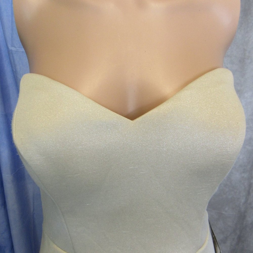 CITY STUDIO Gold Sleeveless Sweetheart Neck Dress - Picture 4 of 5